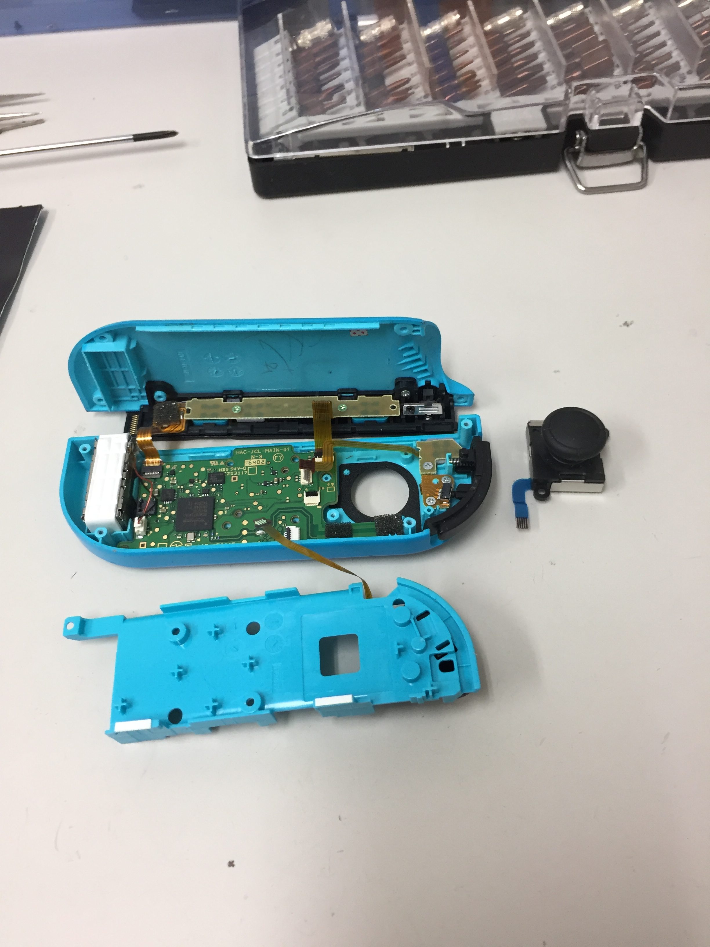 ジョイコンが赤青両方とも壊れて遊べなくなってしまった Nintendoswitchのジョイコン修理 Nintendo3ds Switch Psp 修理のゲームホスピタル Nintendo3ds ニンテンドーds Psp 修理