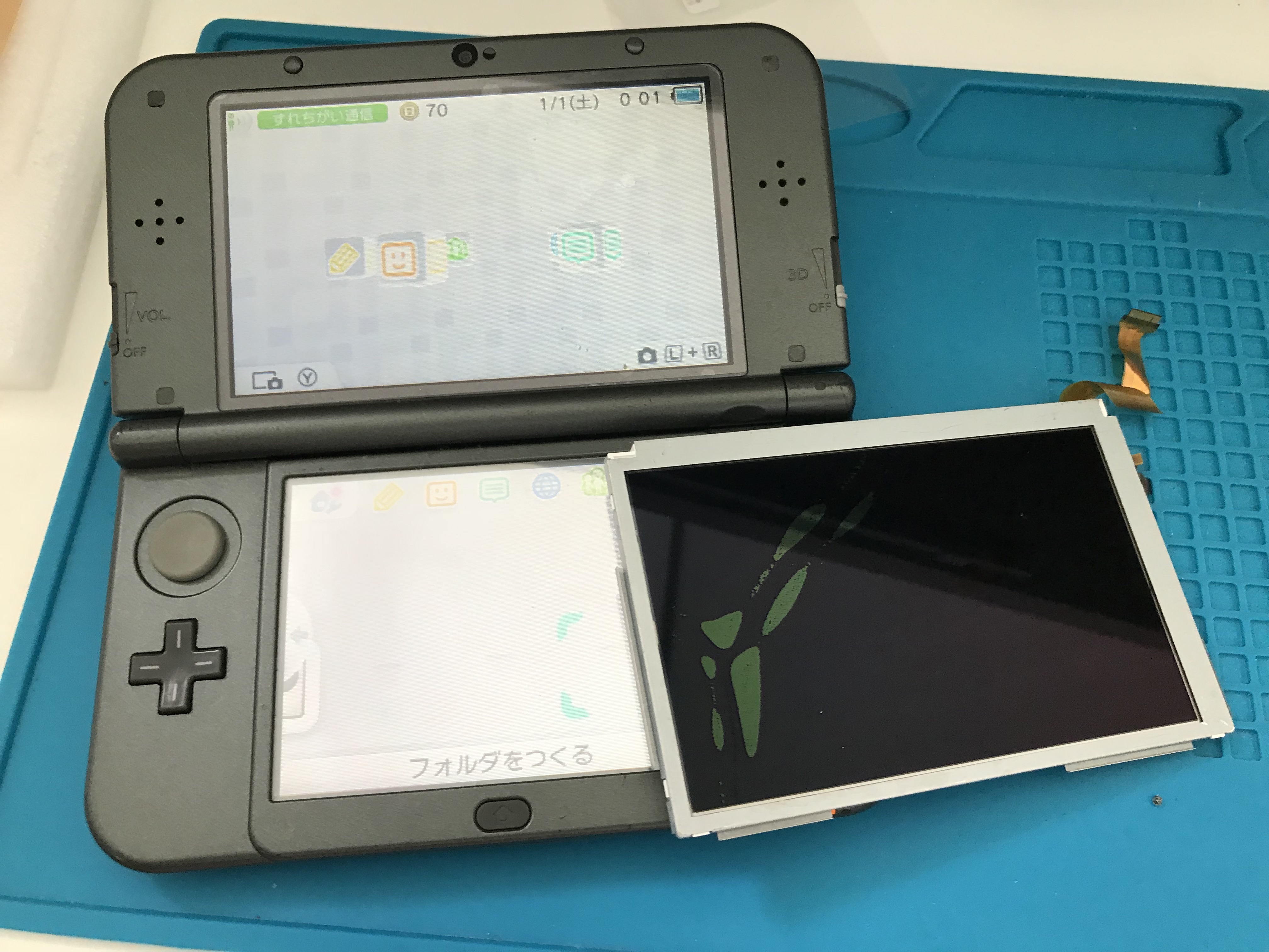 上画面に黒シミ？液晶漏れしたNew 3DS LL、液晶交換修理で直して続きをプレイ！ | Switch・Nintendo3DS ・ PSP
