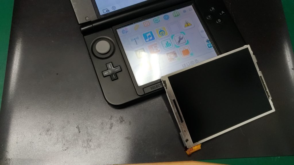 3DS LL 下画面液晶が破損して黒く液漏れ、交換修理でまだまだ使えます