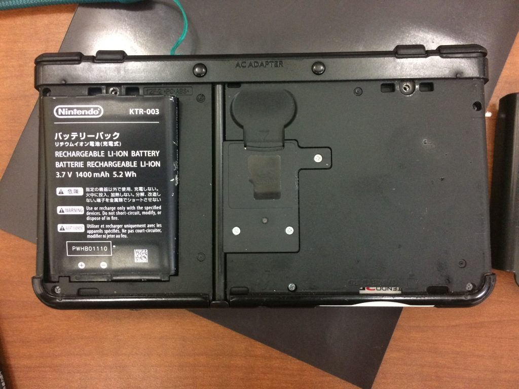 右と左の厚みが違う バッテリーが膨張して熱を持ち始めた3ds 発火の危険性もある為 早めの修理をオススメ致します Nintendo3ds Switch Psp 修理のゲームホスピタル Nintendo3ds ニンテンドーds Psp Switch 修理