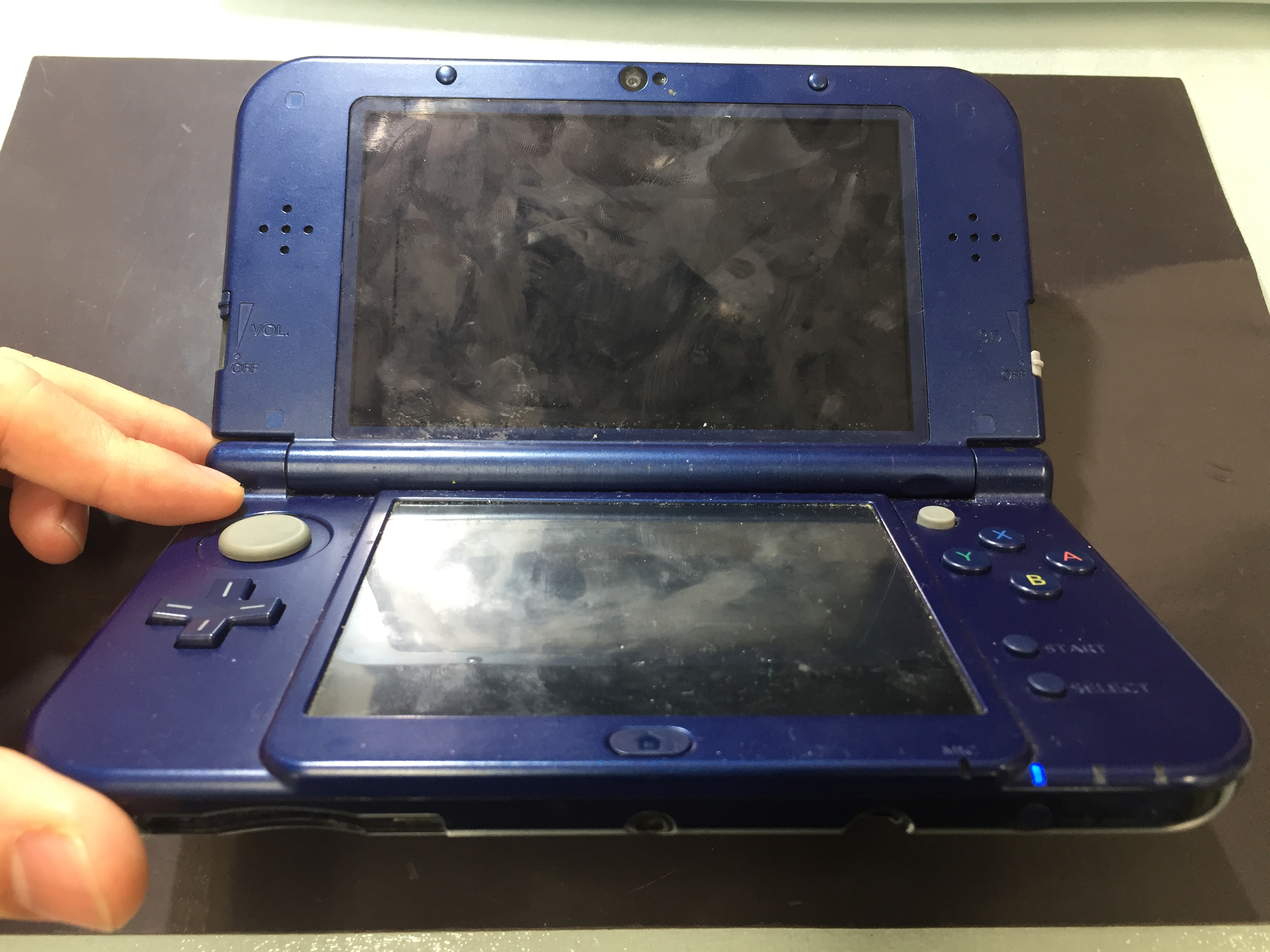 電源を入れても真っ暗なnew3dsll 原因はたった一つの部品 Nintendo3ds Switch Psp 修理のゲームホスピタル Nintendo3ds ニンテンドーds Psp 修理