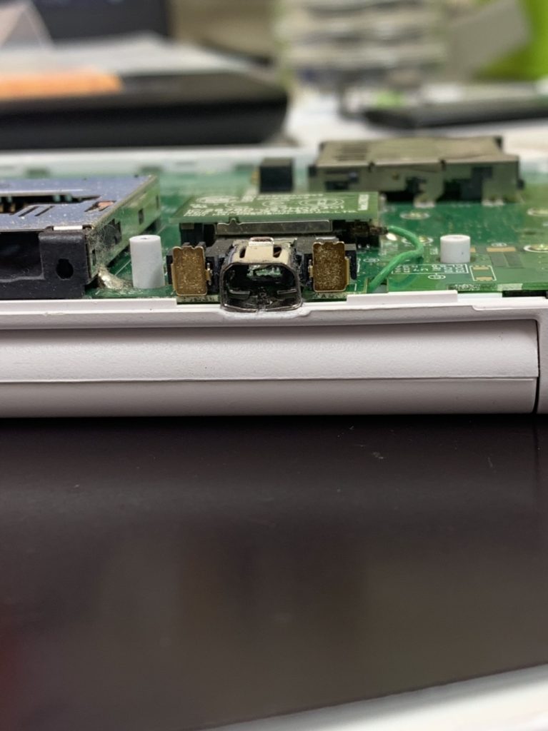 3DS　充電口　修理前