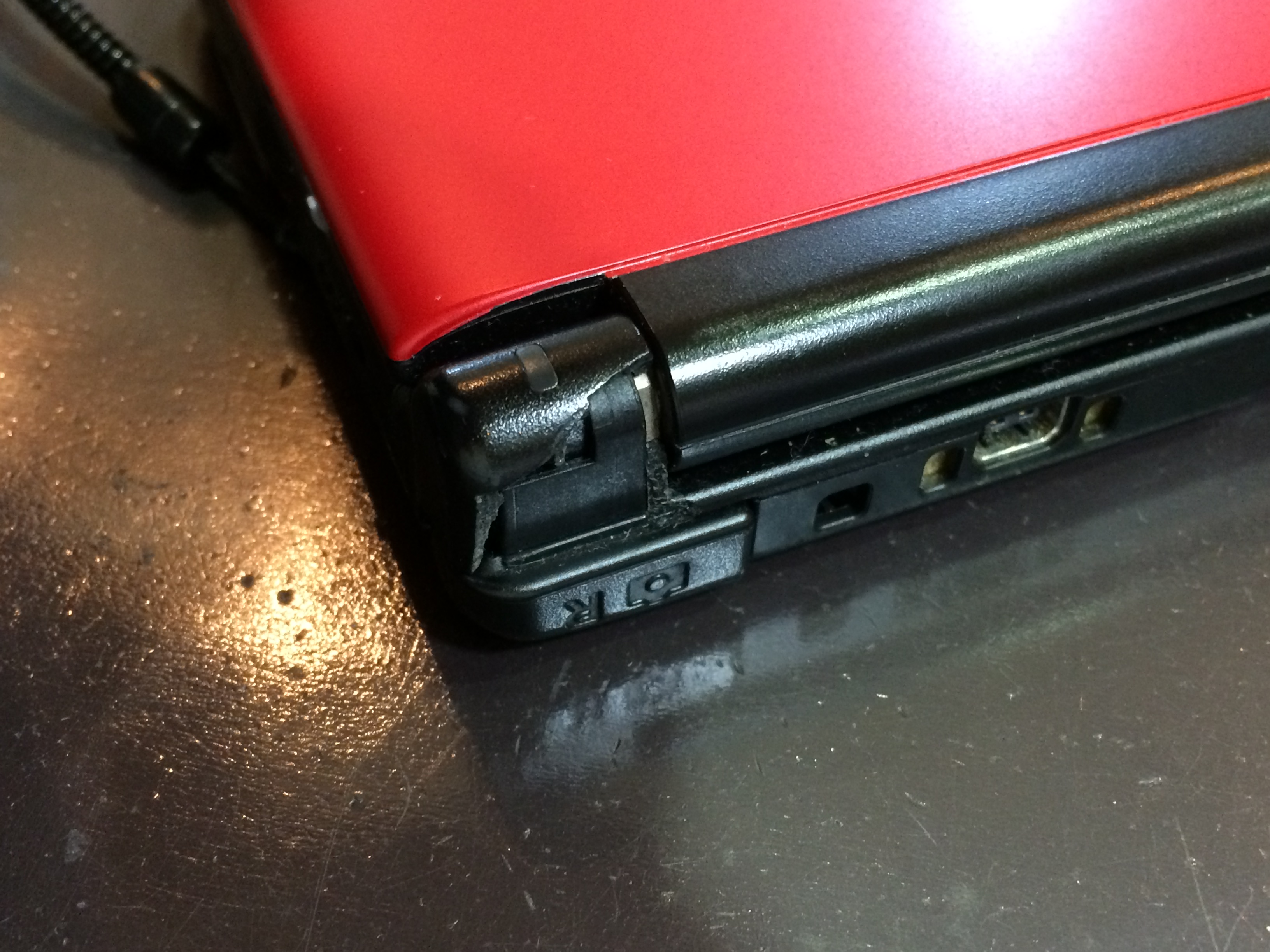 ３dsllでよくある破損 ヒンジ部分の割れ修理 Switch Nintendo3ds Psp 修理のゲームホスピタル Switch Nintendo3ds ニンテンドーds Psp 修理