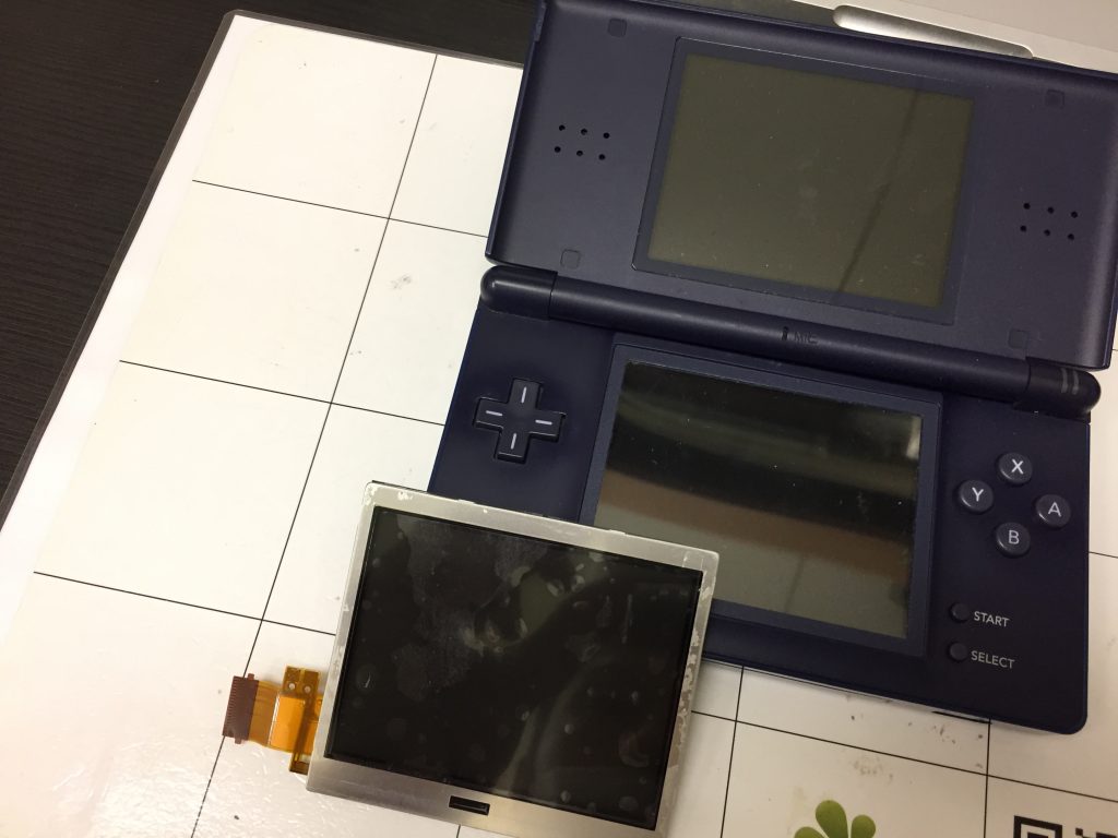 Ds Liteの下画面が真っ暗 スマホスピタル和歌山店ならメーカー修理終了のds Liteの修理にも対応可能 Switch Nintendo3ds Psp 修理のゲームホスピタル Switch Nintendo3ds ニンテンドーds Psp 修理