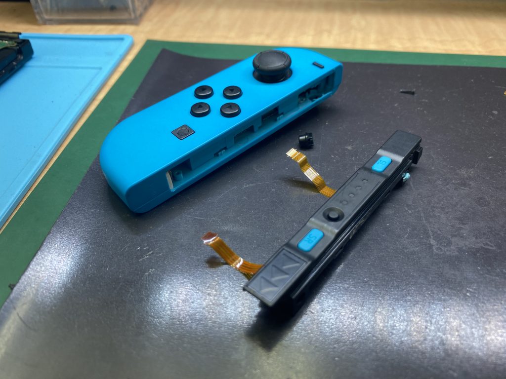 Nintendo Switch Joy-Con スライダーが外れた　バラバラになった