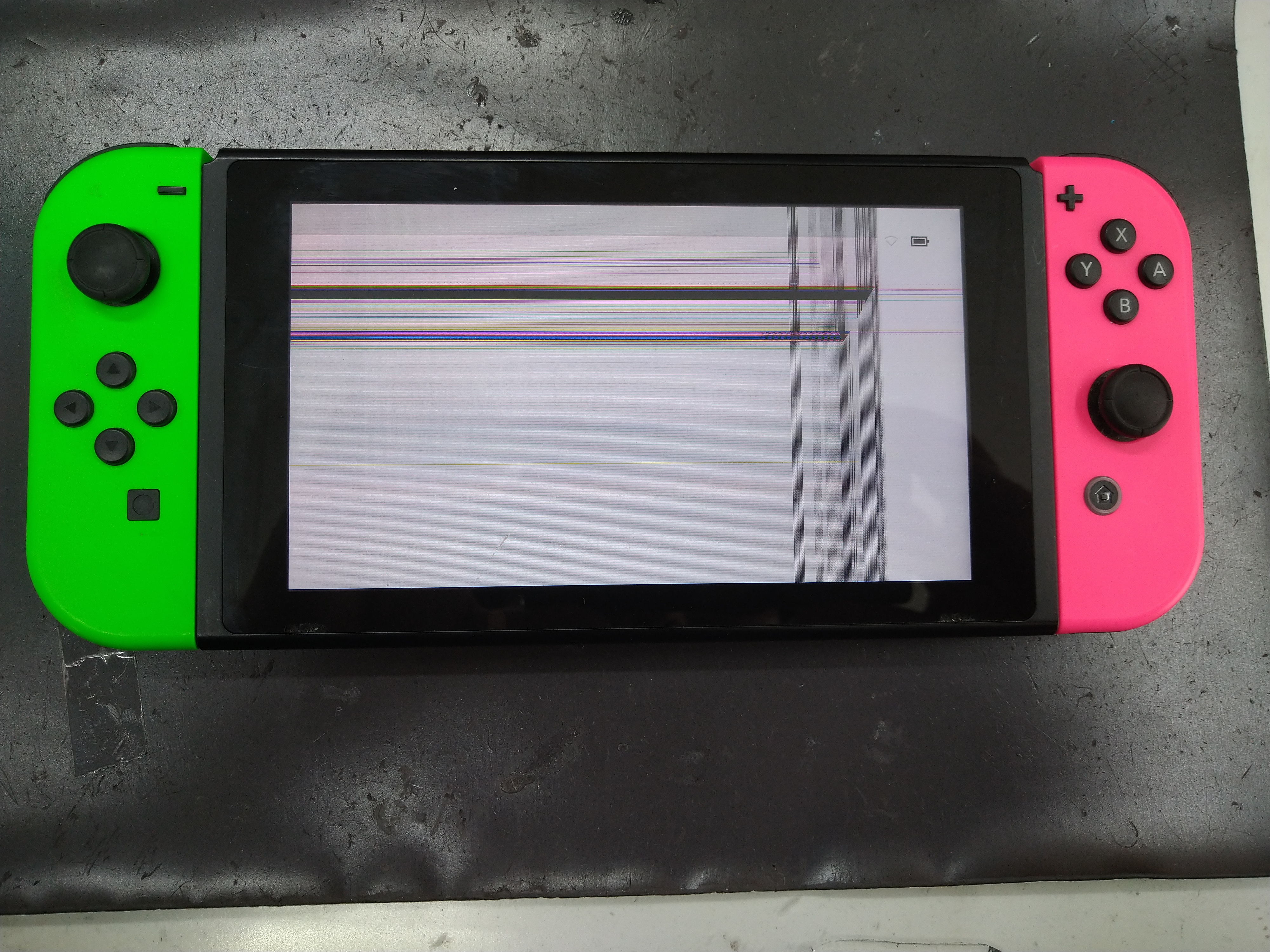 Nintendo switchの画面が変色したり縦線が出ている場合は液晶交換が