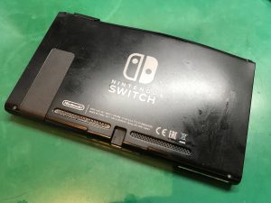 Switch 背面が膨らんでいる